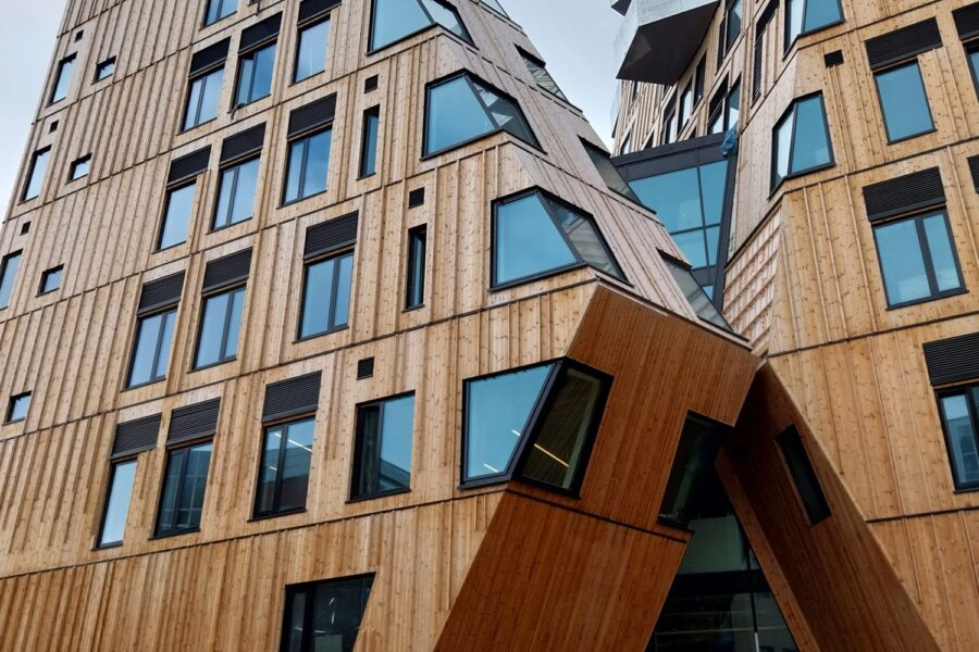 Høyhus bygget i tre med fin akitektur.