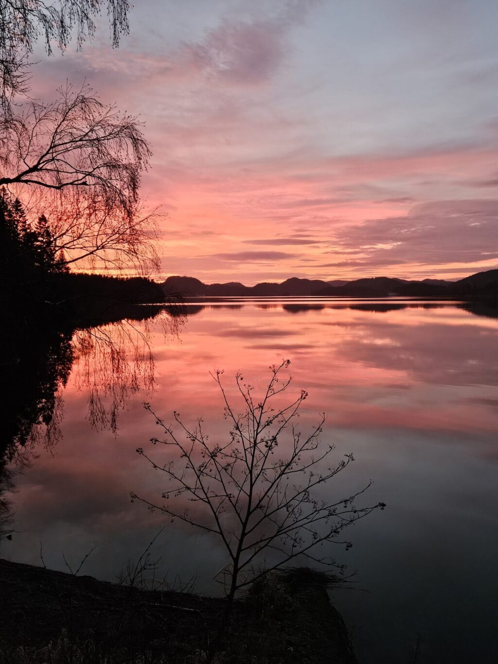 Solnedgang over innsjø