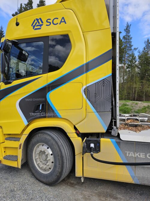 Lading av eltømmerbil.