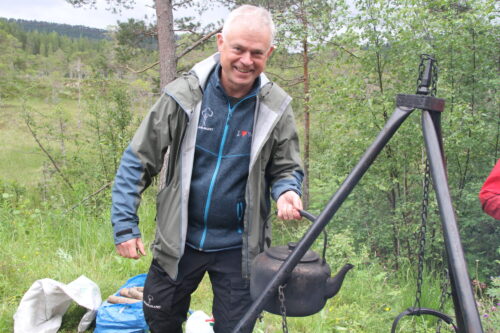 Mann med stor, svart kaffekjele.