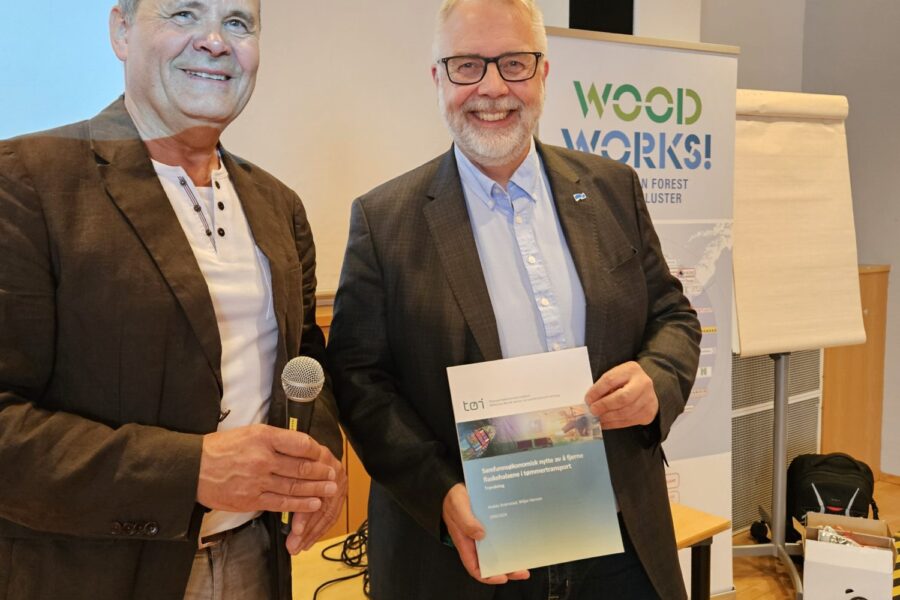 To menn med en rapport.