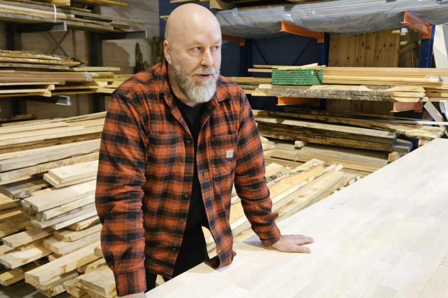 Mann ved stor bordplate i tre.