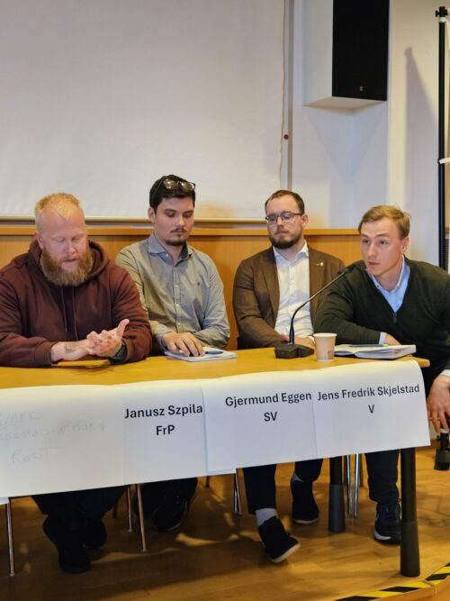 Folk i et debattpanel.