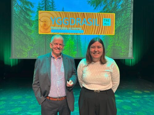 Dame og mann på scenen under konferanse.