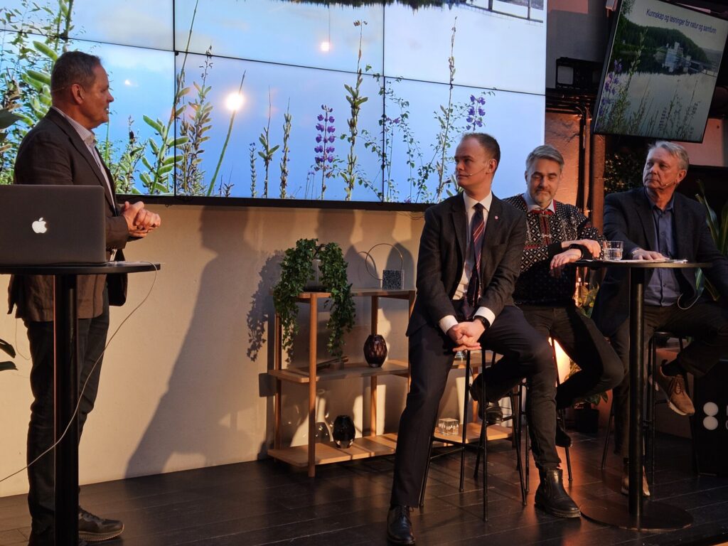 Folk i samtale på en scene.