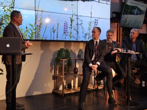 Folk i samtale på en scene.