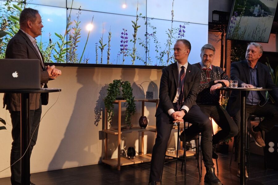 Folk i samtale på en scene.