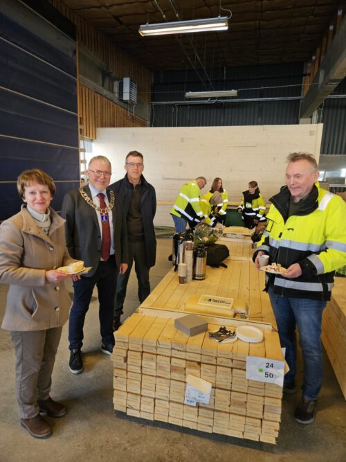 Noen personer forsyner seg med kake.