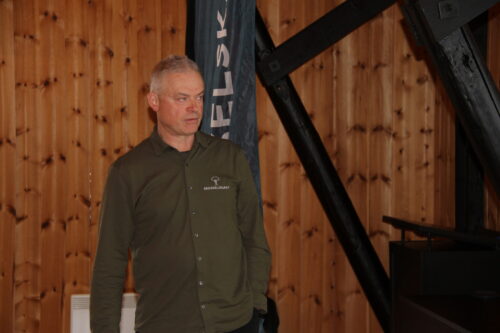 Mann holder foredrag.