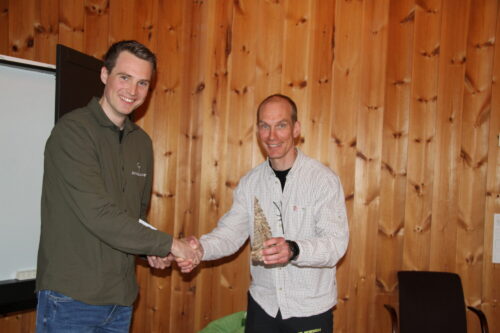 En person takker av en annen etter et foredrag.