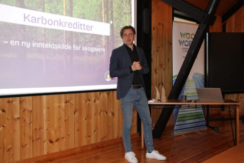 Mann holder foredrag.