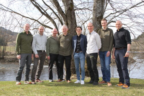 En gruppe mennesker oppstilt ute.