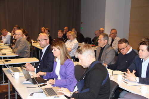 Flere personer på møte inne.