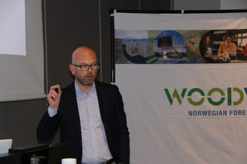 Mann holder foredrag.