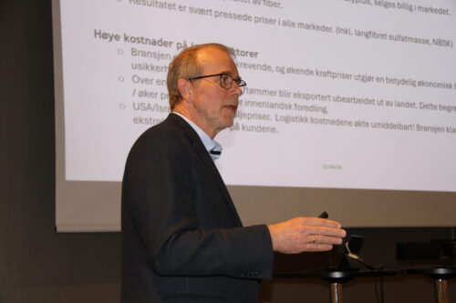 Mann holder foredrag.