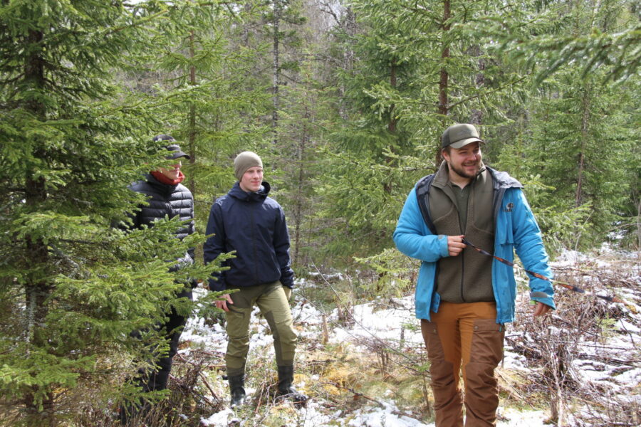 En gruppe unge mennesker i skogen.