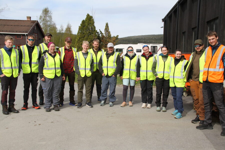 Gruppe mennesker med refleks vest.