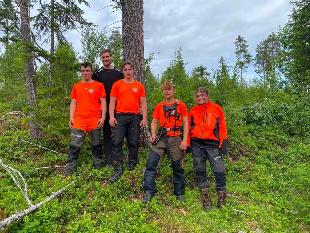 Ungdommer som tar pause fra jobb i skogen.