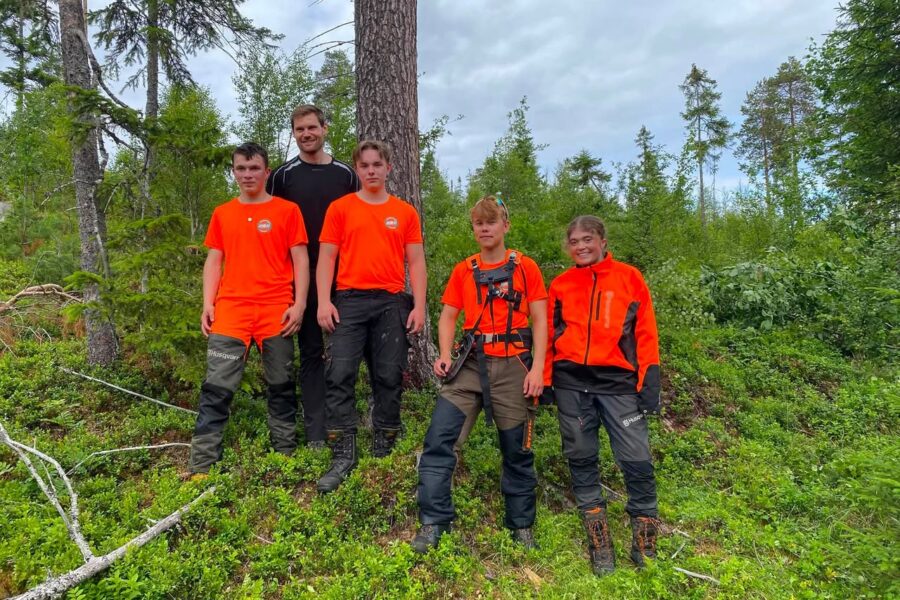 Ungdommer som tar pause fra jobb i skogen.