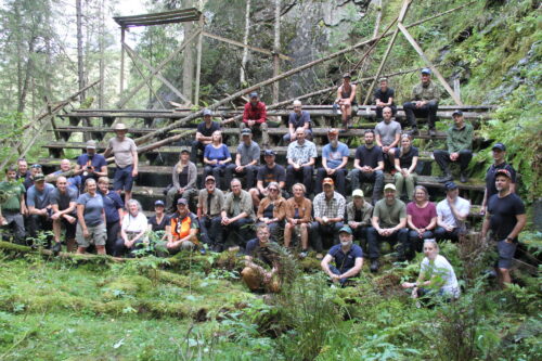 En gruppe mennesker i et gammelt teateramfi i et bergjuv.