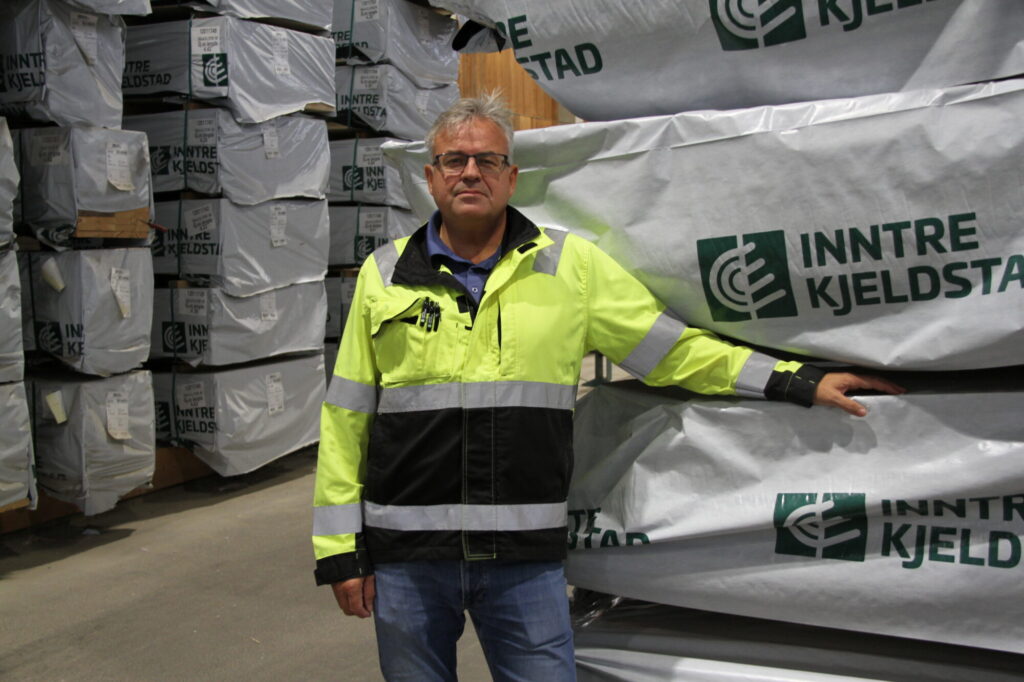 Man foran en materialstabel pakket i plast.