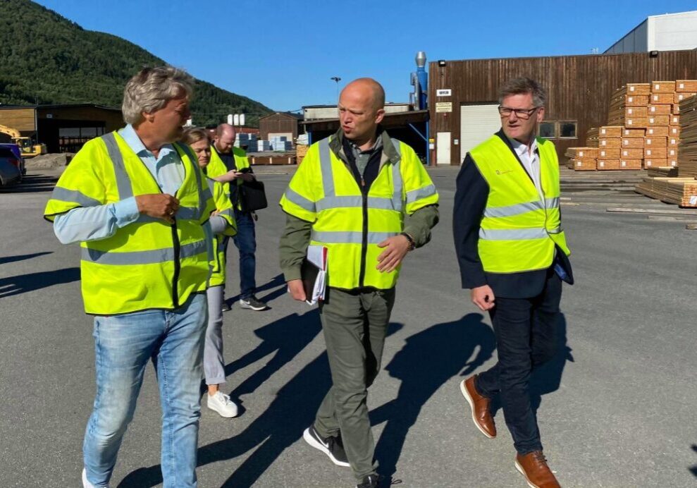 139447 Fra venstre: Konsernsjef i Talgø, Terje Talgø, Trygve Slagsvold Vedum (Sp) , Salgs- og markedssjef i Talgø, Bjørn Hauglann. Bak skimtes ordfører i Surnadal, Margrete Svinvik (Sp)
