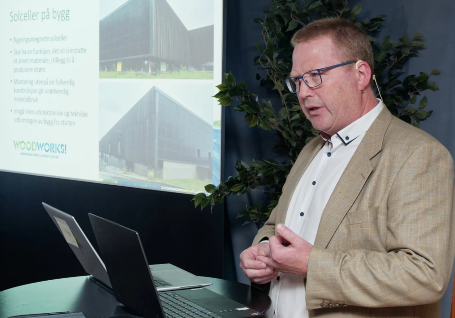 Knut Magnar Sandland arbeider med høyere hus med integrerte solceller på Sørlandet. Foto: Georg Mathisen