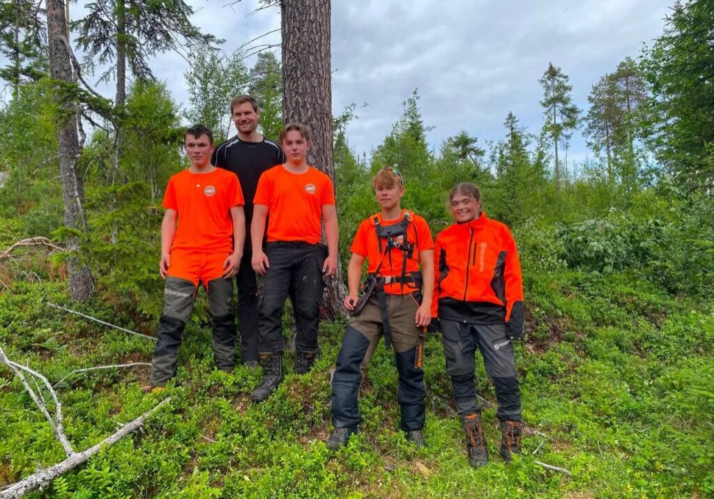 Ungdommer som tar pause fra jobb i skogen.