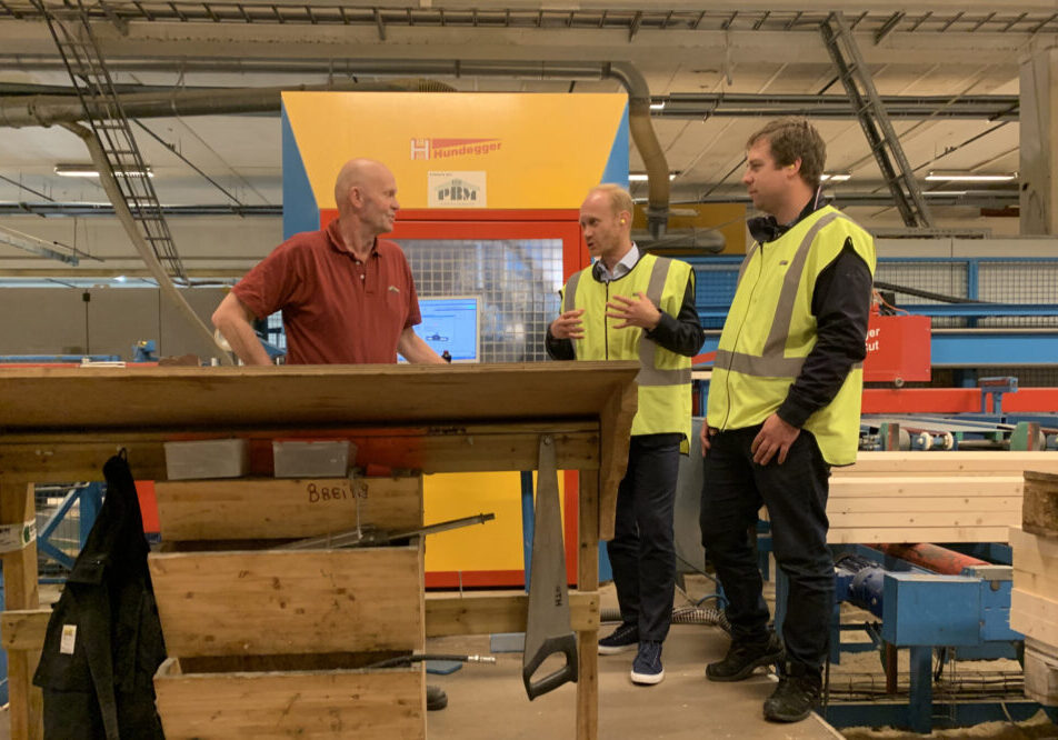Bilde 2 Støren Treindustri Hundegger maskin 2 Foto Line Venn Optimalt: – En Hundegger er det nærmeste du kommer en 3D-printer for bygg i tre. Den undersøker oppskriften i datafila for produktet, tar det som fins i «plankehaugen» og lager det. Det er en svært optimal produksjon, forteller teknisk sjef Per Gunnar Nordløkken. Her til høyre og sammen med administrerende direktør Rune Johnsen i full prat med operatør Sigmund Kåre Moshaug (t.v). Foto WoodWorks!