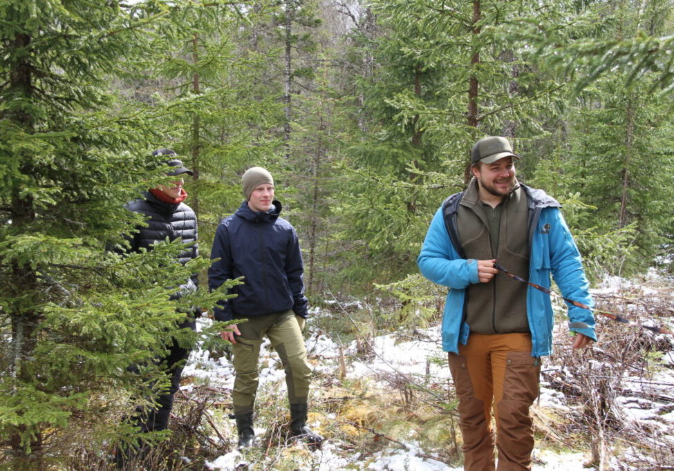 En gruppe unge mennesker i skogen.
