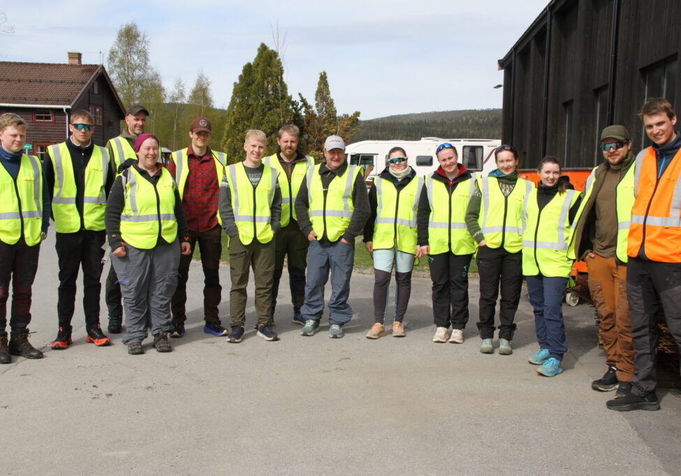 Gruppe mennesker med refleks vest.